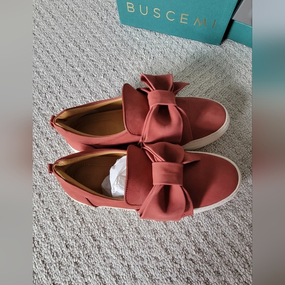 NWT Buscemi 40 MM Bow Numbuck in Litchi - Picture 4 of 12